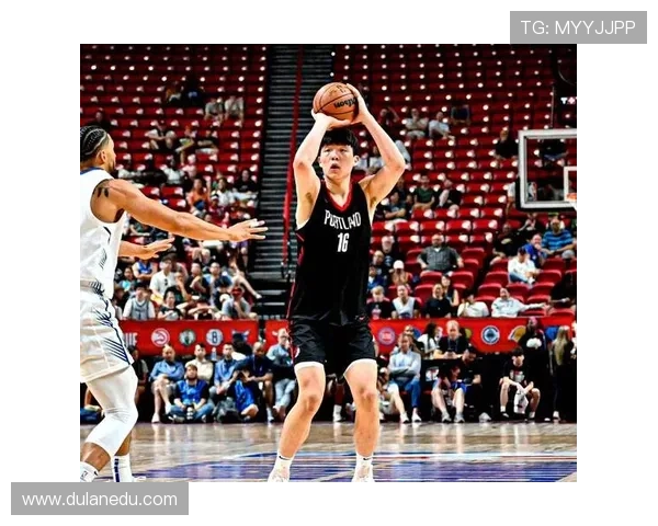 米西持球突破遭杨瀚森完美封盖展现强大防守实力