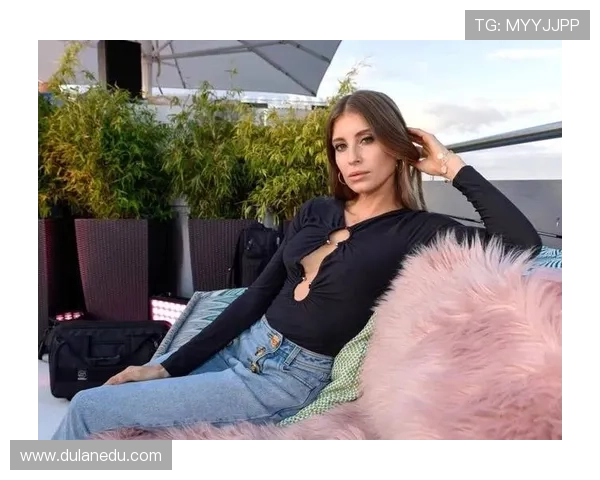 小吧社交秀：胡梅尔斯女友惊艳T台卡卡贝克汉姆同框引发热议